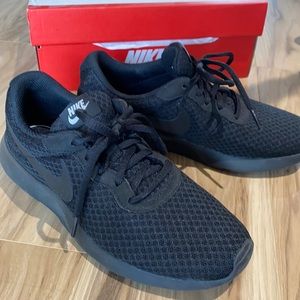 Women’s Nike Tanjun athletic shoes size 7 1/2